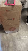 该店马桶旁架子上